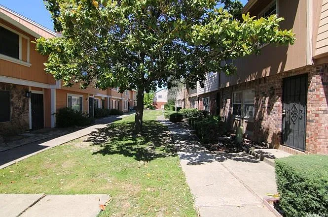 3 bed, 1.5 bath, 1323 sqft, $2,400 — Photo 3