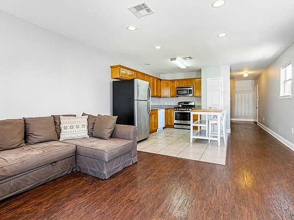 3rd image of 1552-54 Mandolin St