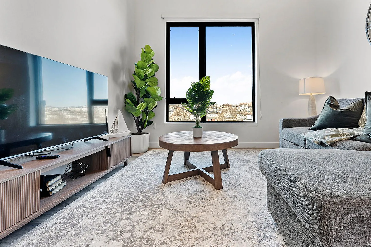 1 bed, 1.0 bath, 656 sqft, $2,867 — Photo 4