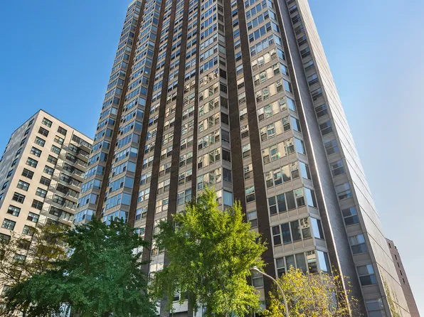 525 W Hawthorne Pl APT 1204, Chicago, IL 60657