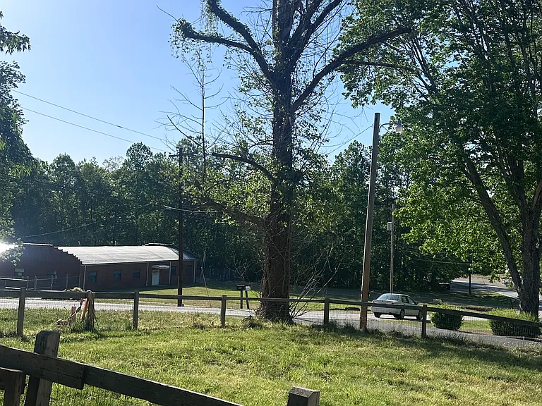 101 Walker Ln — Photo 2