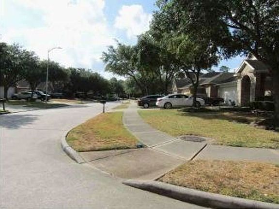 Exterior Neighborhood (street photo)