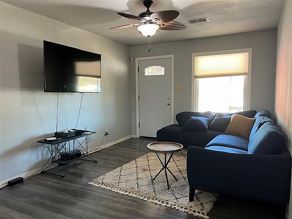 3rd image of 326 Fannin St