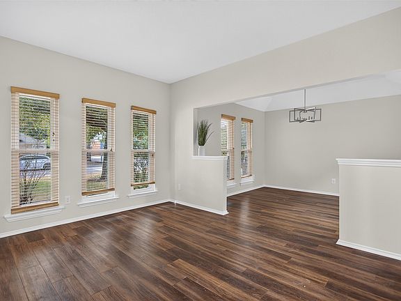 5th image of 901 Willow Brook Dr