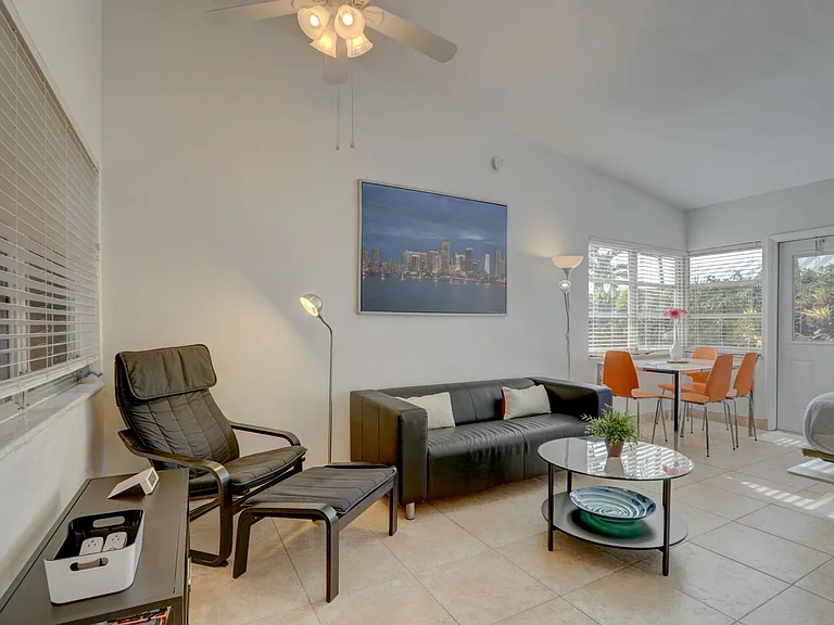 605 N Riverside Dr #2 — Photo 4