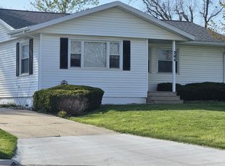 294 Jacolyn Dr NW, Cedar Rapids, IA 52405