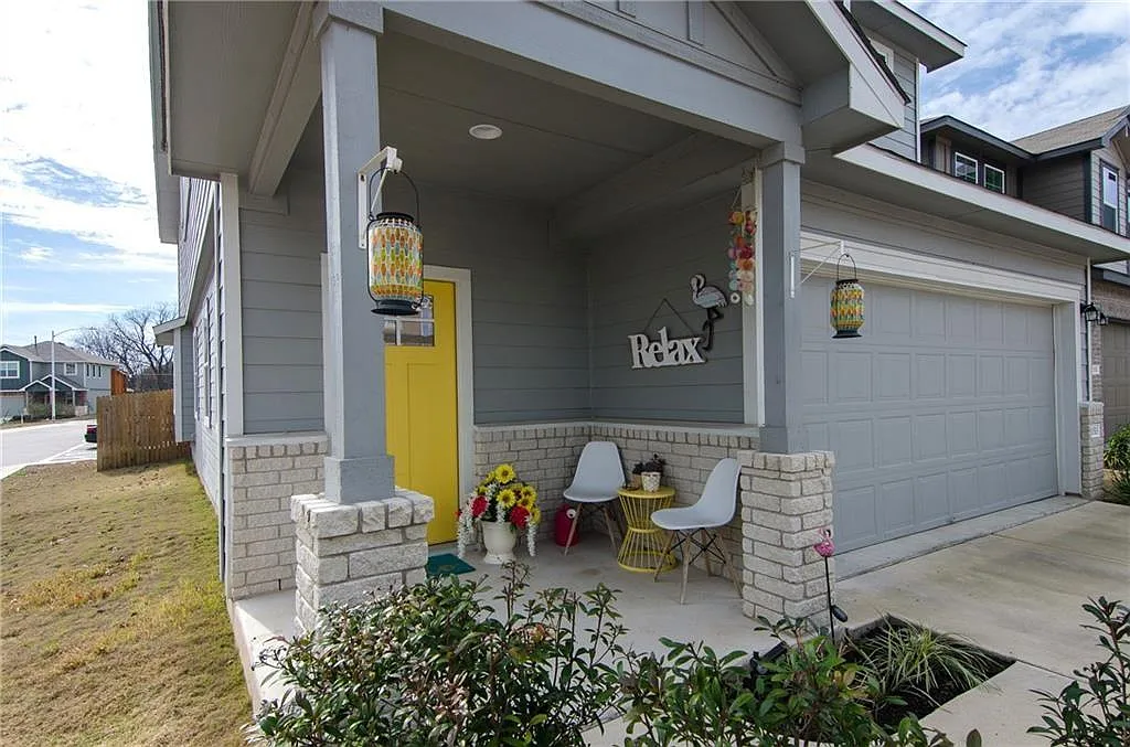 3 bed, 2.5 bath, 2512 sqft, $2,095 — Photo 2