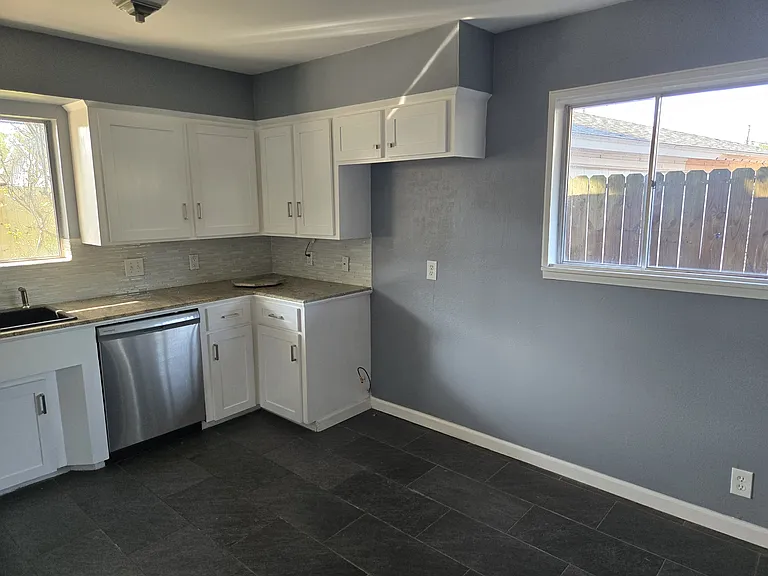 441 Montclair Dr — Photo 23