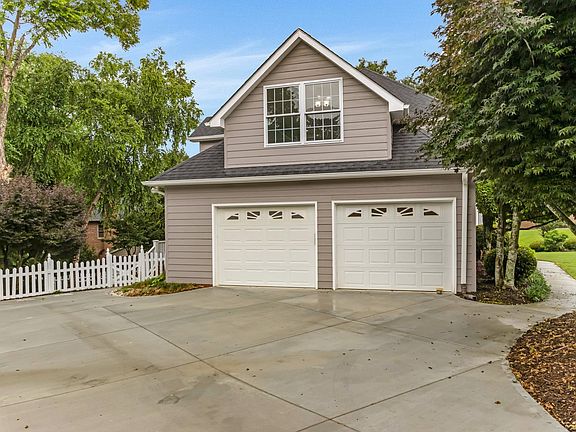 3rd image of 100 Moss Creek Ct