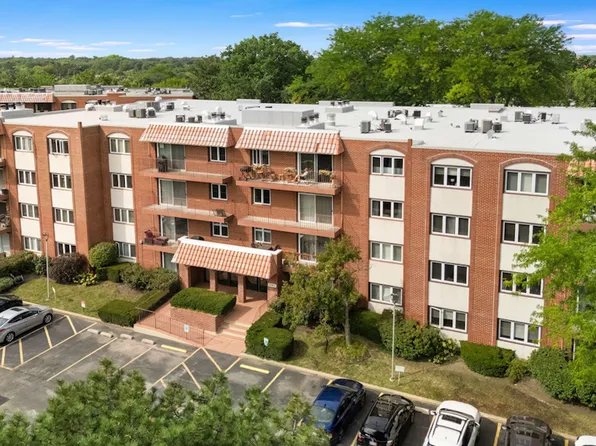 2066 Saint Johns Ave APT 301, Highland Park, IL 60035
