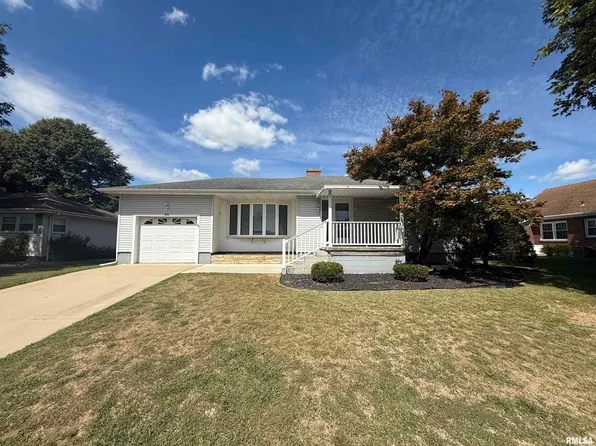 432 Luebbers St, Emden, IL 62635