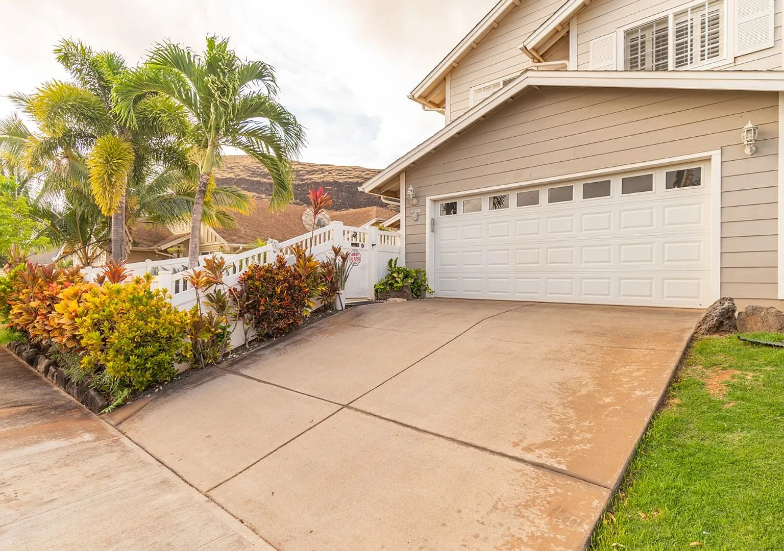3br/2ba Home W/Enclosed Yard & Solar Panels! Pets Negotiable — Photo 2