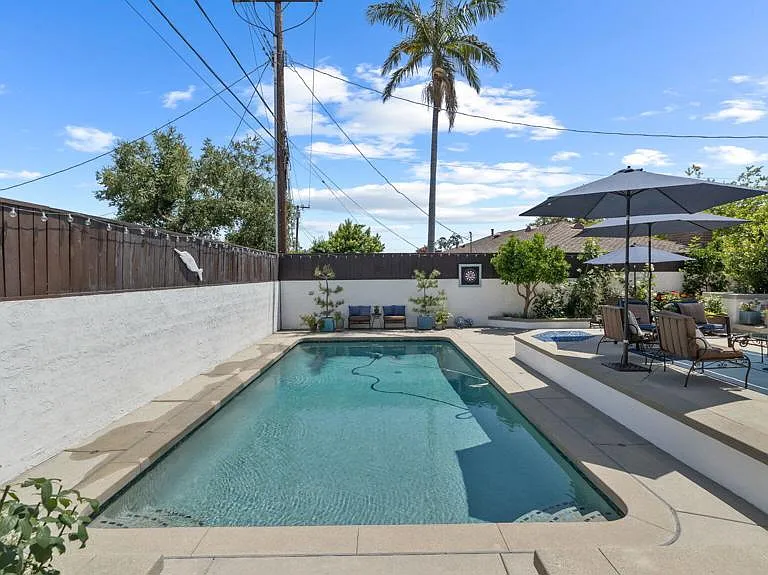 2030 N Altadena Dr — Photo 42