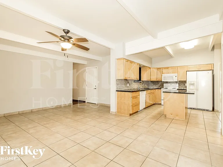 2028 W Schell Dr — Photo 3