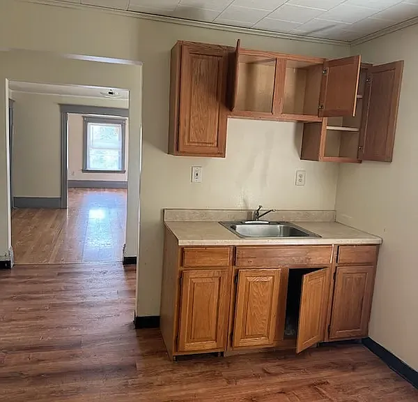 921 Hudson Ave — Photo 3