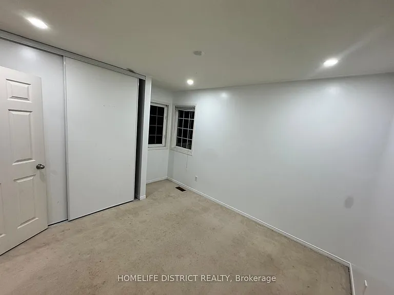 1100 Ashgrove Cres — Photo 11