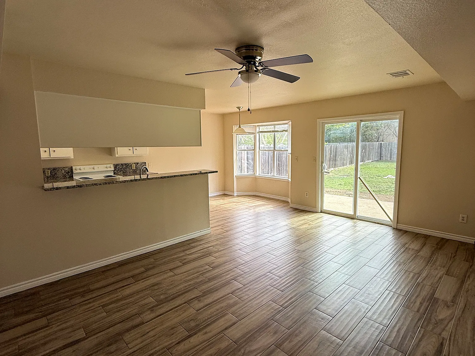 3 bed, 1.5 bath, 1247 sqft, $1,800 — Photo 4
