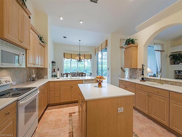 1st image of 1095 Camelot Cir