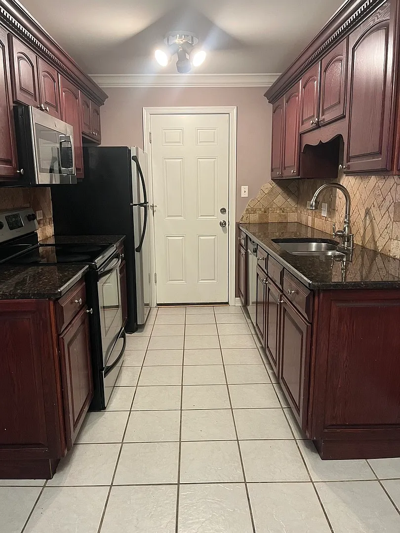 2 bed, 900 sqft, $1,700 — Photo 3