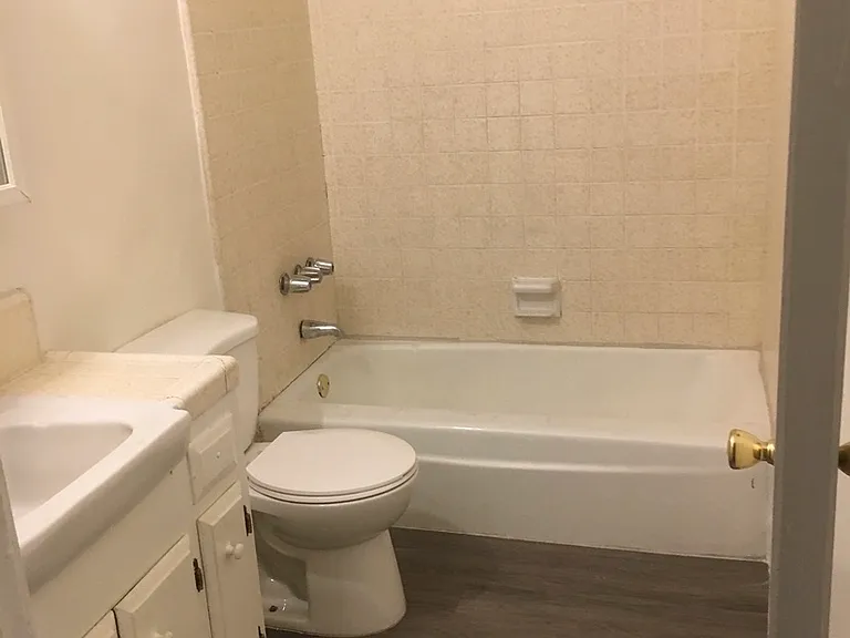 324 N Heliotrope Dr — Photo 3