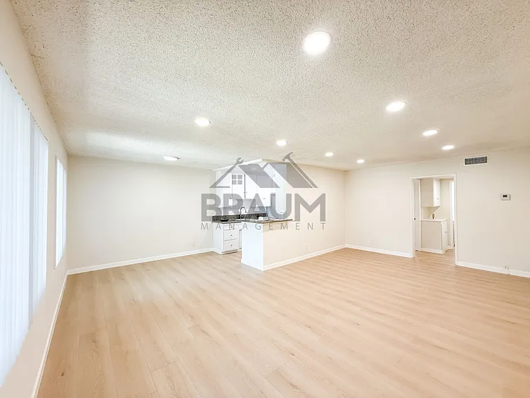 6041 WHITSETT — Photo 2