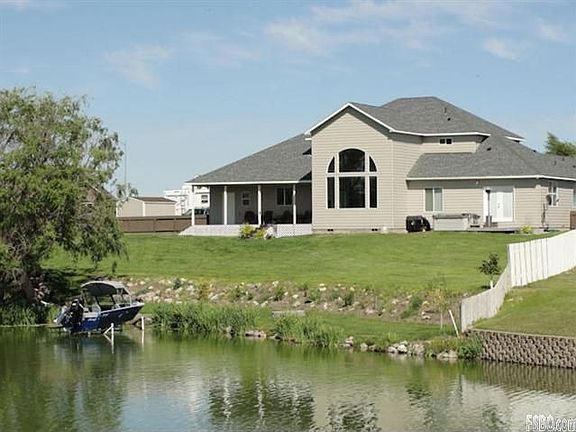 2nd image of 822 Camas Pl