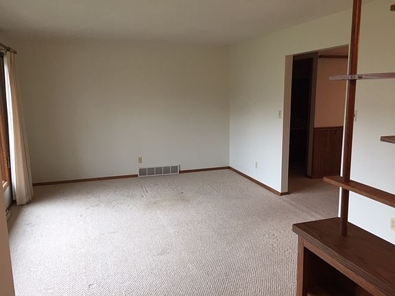 3rd image of 513 Meadow Ln