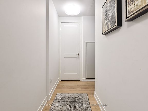 3rd image of 95 Bathurst St #522