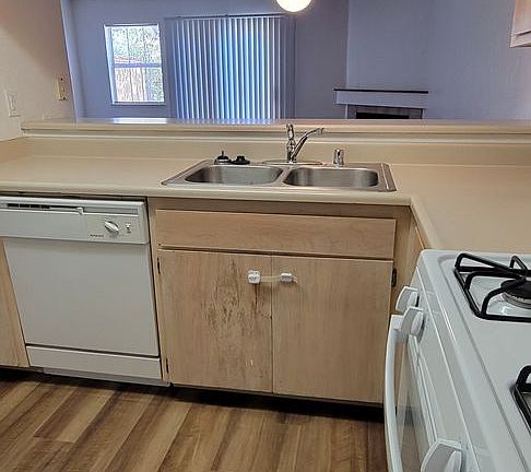 5th image of 1034 Burton Dr #C