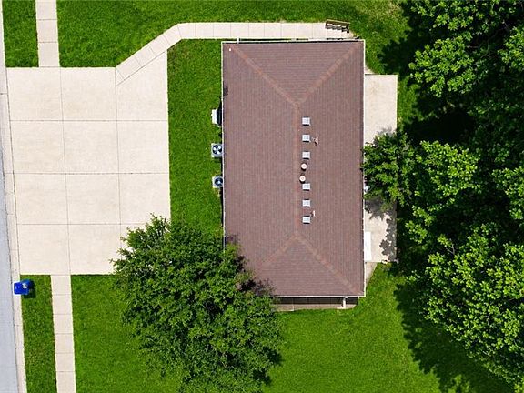 2nd image of 717 NE Ball Dr