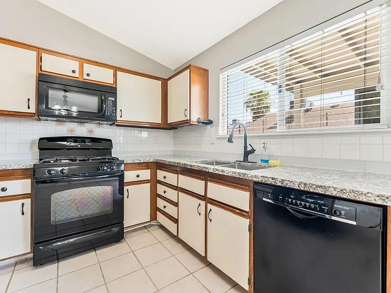 1925 Saint Lawrence Dr — Photo 13