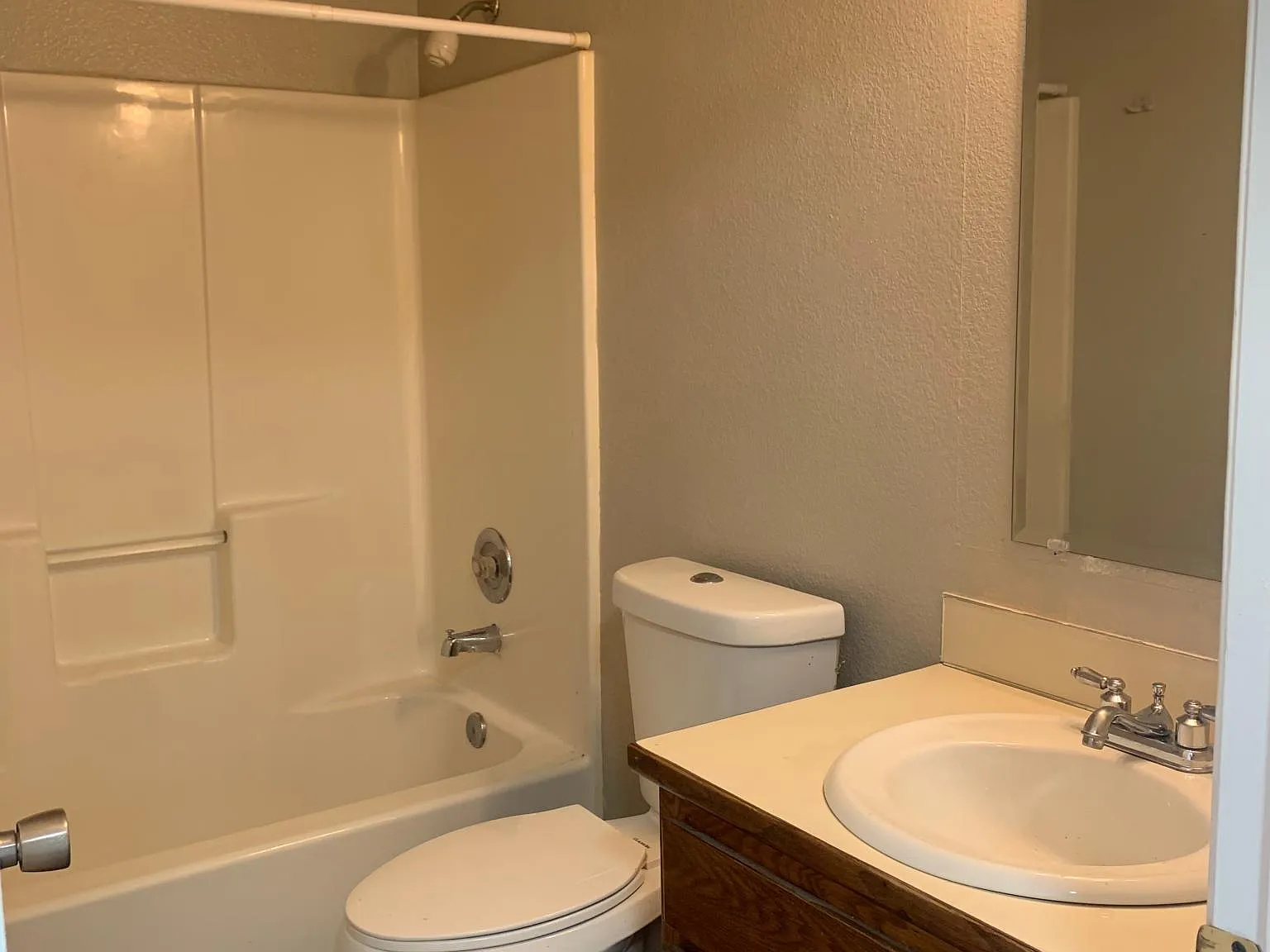230 Garden Ct — Photo 2