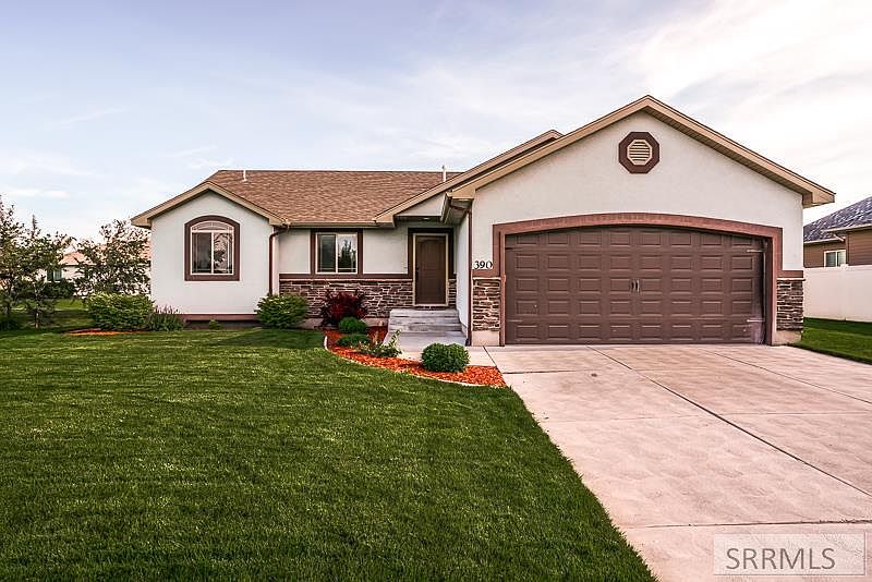 1st image of 390 Chateau Dr