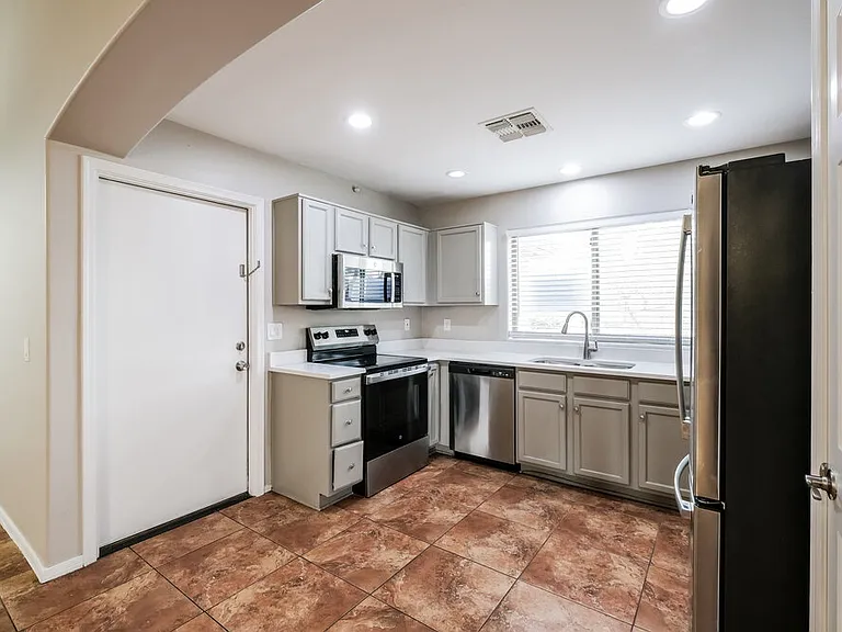 1604 S 80th Ln — Photo 9