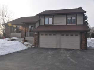 N64W28588 Meadowlark Ln, Hartland, WI 53029