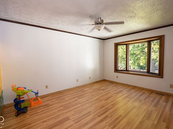 3rd image of 492 Pelenor Dr