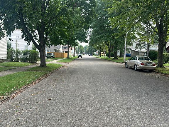 4th image of 223 W 8th St