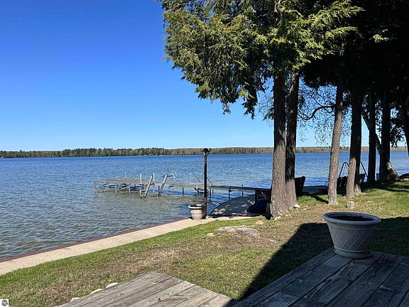 5th image of 4819 E Shore Dr NE