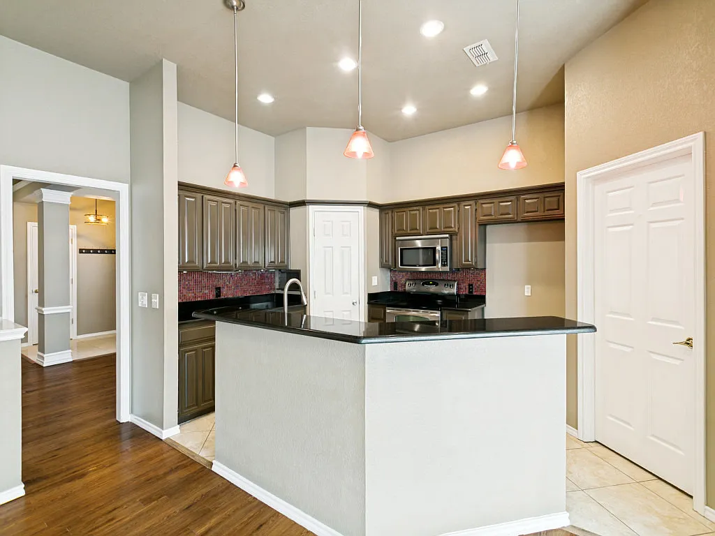 3 bed, 1950 sqft, $2,600 — Photo 2