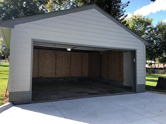 Detached 2-car Garage