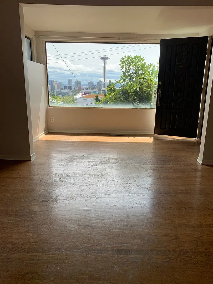Great location on Queen Anne 2 bedrooms home with Space Needle view — Photo 4