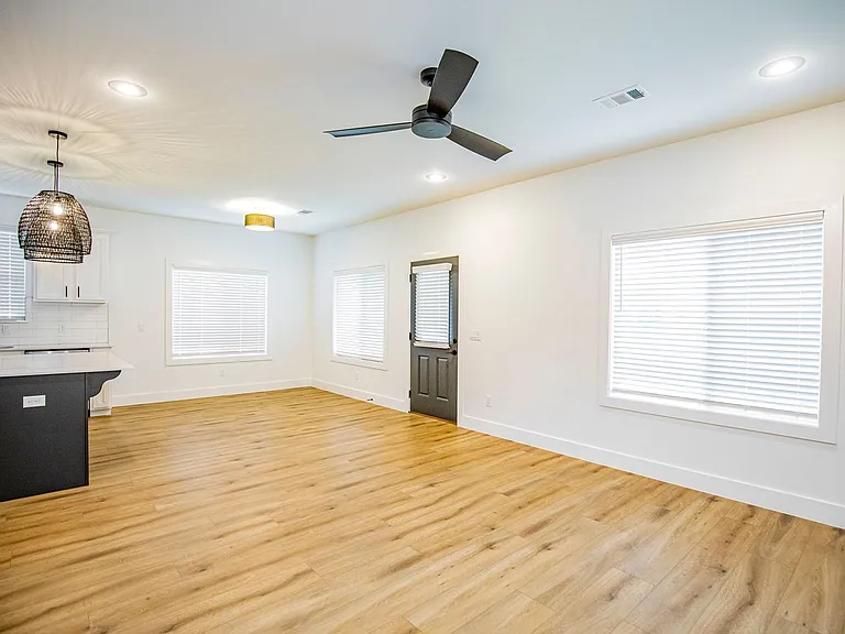 715 N Mount Olive St — Photo 3