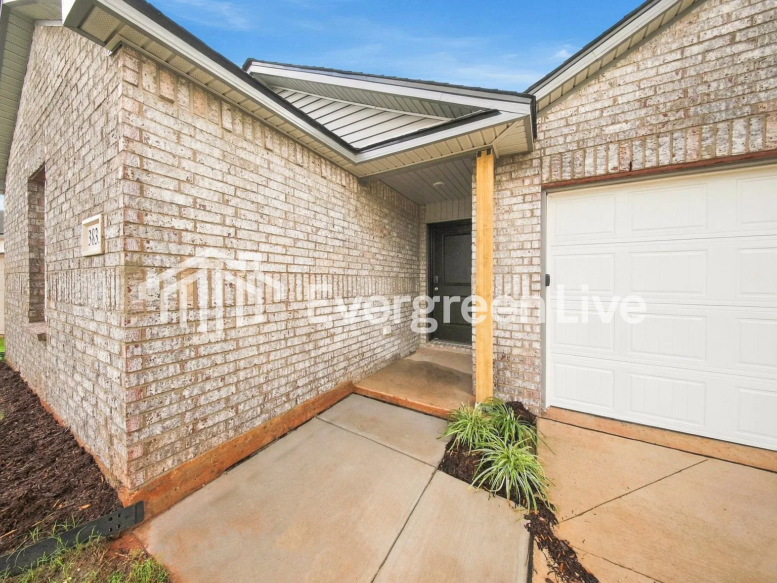 3 bed, 2.0 bath, 1290 sqft, $1,515 — Photo 2