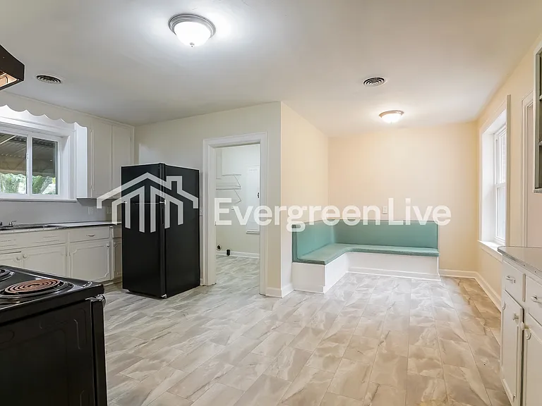 2732 Ashley Ave — Photo 4