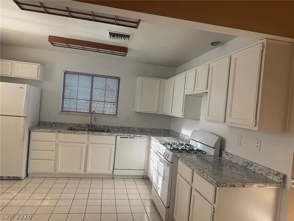 3 bed, 2.0 bath, 1253 sqft, $1,900 — Photo 2