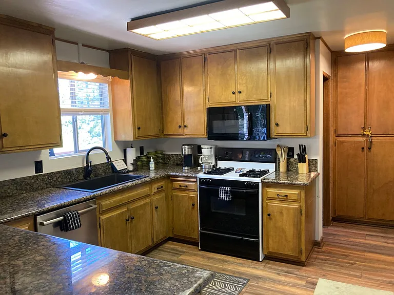 676 Grass Valley Rd — Photo 17