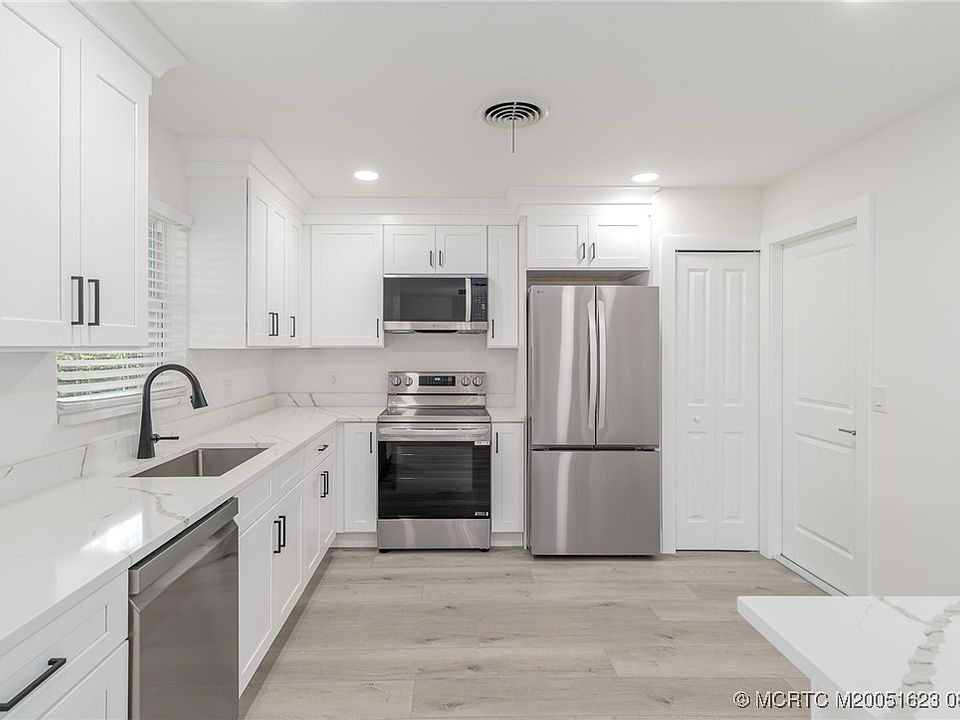 1st image of 1030 SE Dolphin Dr