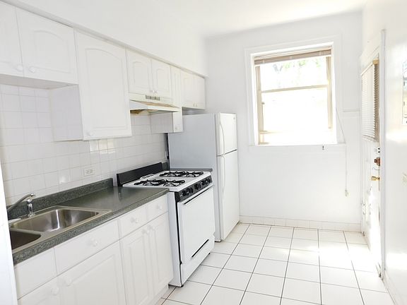 5th image of 916 Reba Pl #14