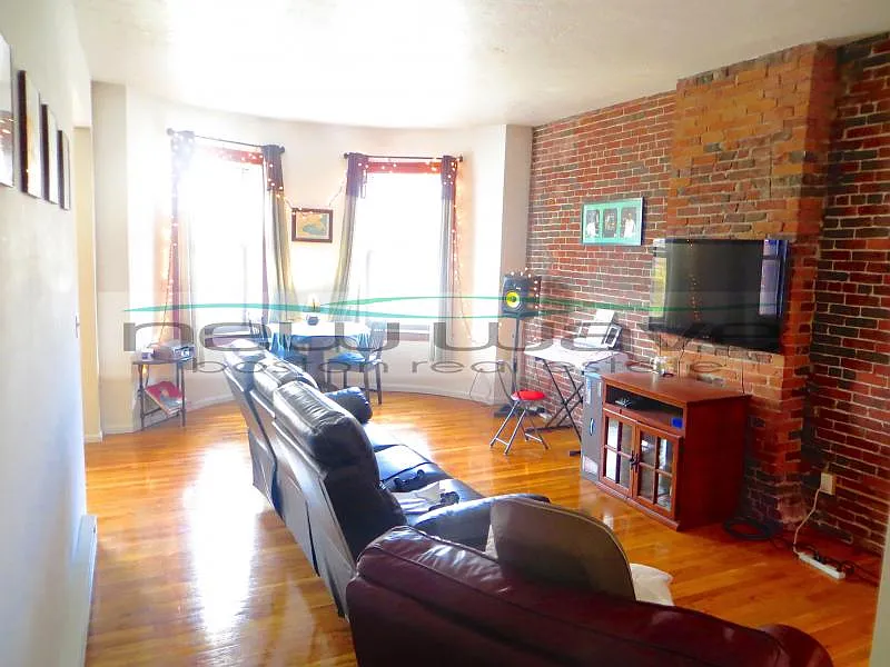 2 bed, 700 sqft, $3,700 — Photo 1