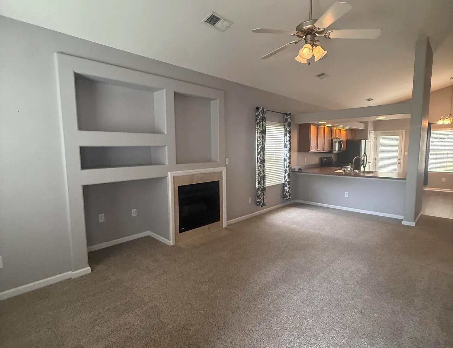3 bed, 2.0 bath, 1300 sqft, $2,100 — Photo 4